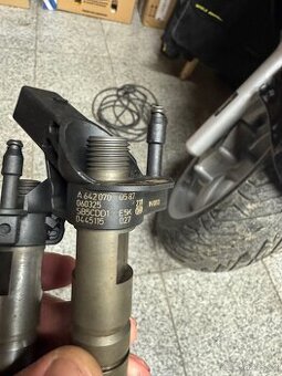Prodám sadu 6ks vstřikovacích trysek Bosch 0445115027