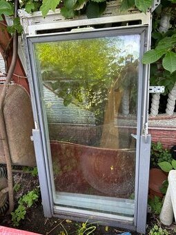 Střešní okno Velux s rámem a příslušenstvím