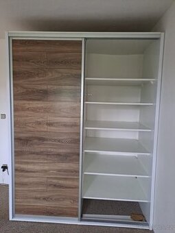 Vestavná skříň s posuvnými dveřmi