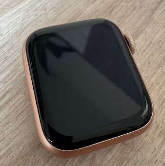 Apple Watch SE 40mm Gold Aluminum + Starlight Sport Band