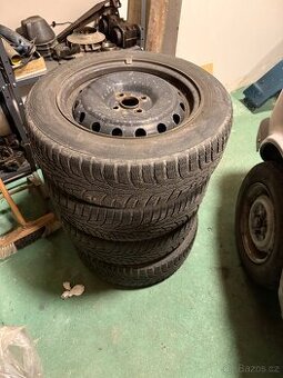 Zimní pneu Nokian s disky 185/65/15 4x100