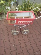 retro kočárek s okenkem pro panenky bez boudičky