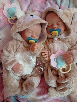 Realistická Reborn panenka spící medvídek