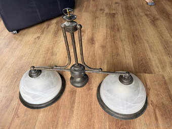 Moderní dvouramenný lustr zánovní