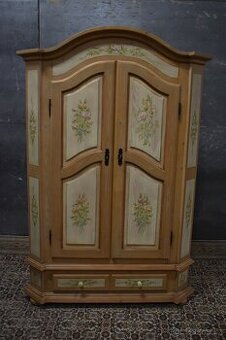 Šatní skříň zdobená