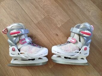 Rostouci dívčí brusle Action