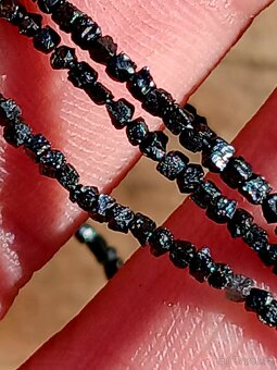 Diamantový náhrdelník - černé kostky