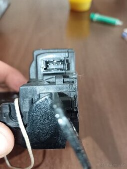 NOVÝ ORIGINÁL Zámek pátých dveří BMW 1 (F20/F21) a BMW i3 (I