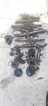 Hřídele Jawa pionýr motoru ozubené kola vše originál