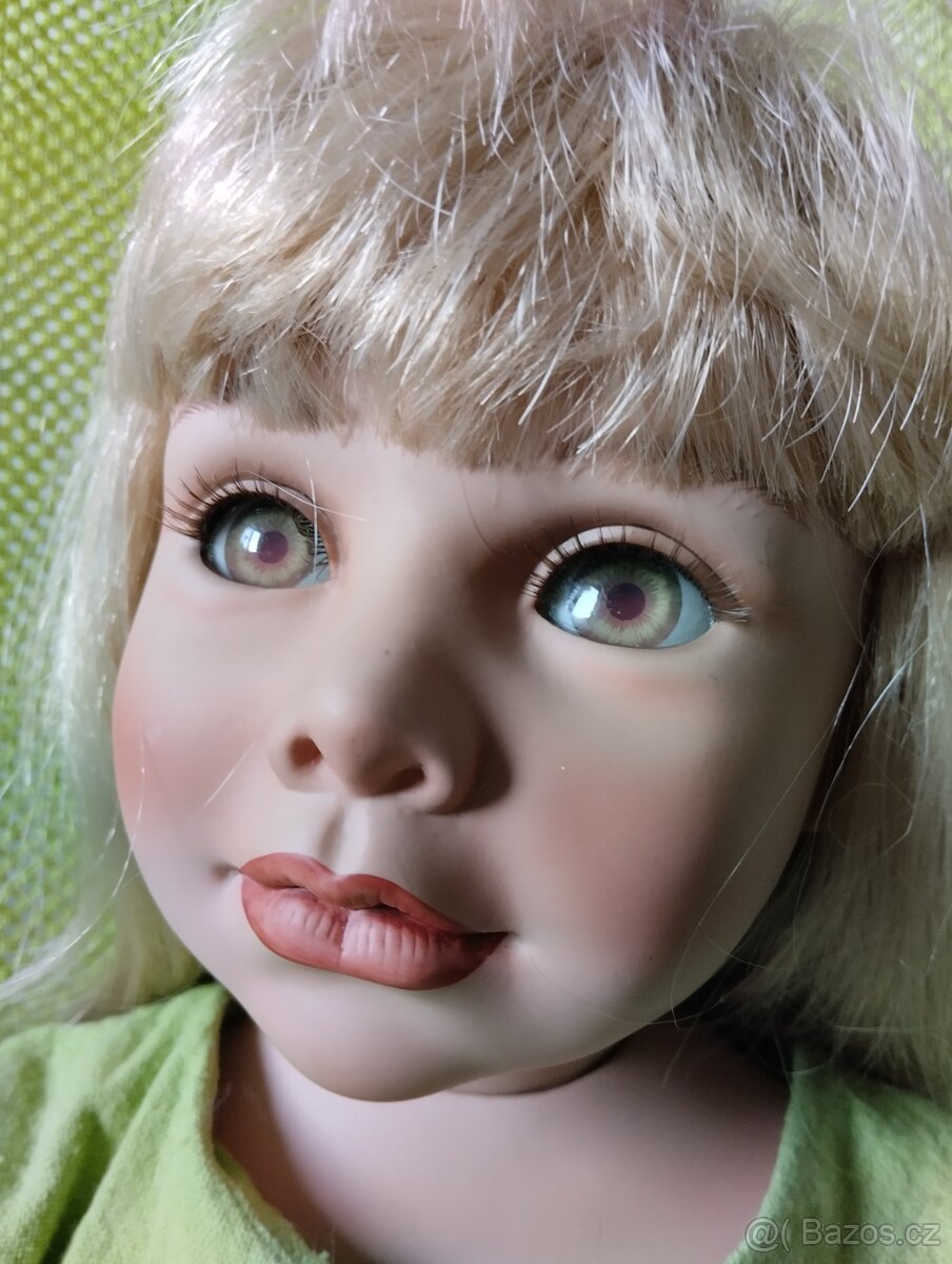 Značená porcelánová panenka sedící - 2