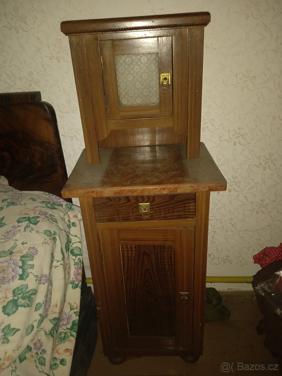 Stará ložnice -: postel+noční stolky - 2