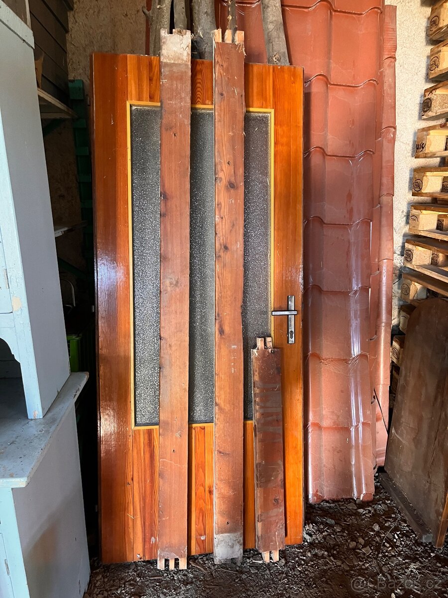 Dřevěné venkovní dveře prosklené s rámy 2500.- - 2