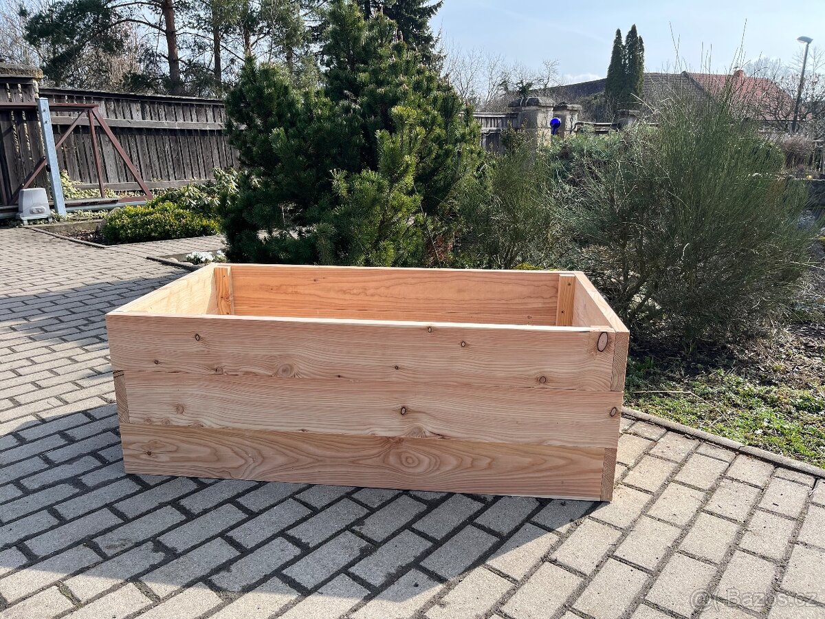 Vyvýšený záhon z modřinového dřeva - 2