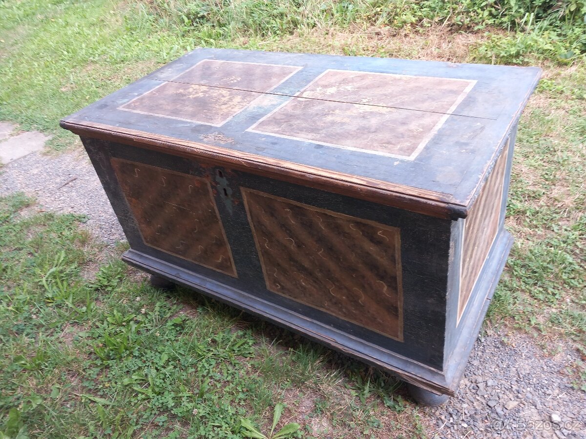 Starý kufr, dřevěná bedna. - 2