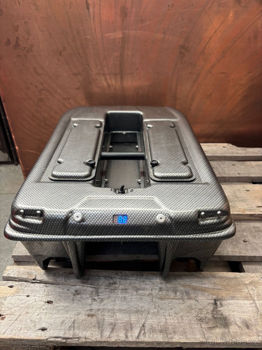 Zavážecí loďka Carp Madness - 2