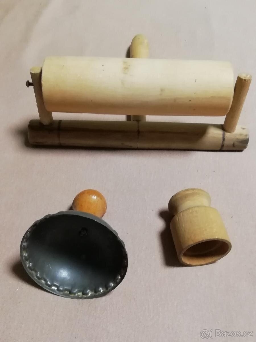 Retro vykrajovátko na koblihy + na vosí hnízda + malý váleče - 2