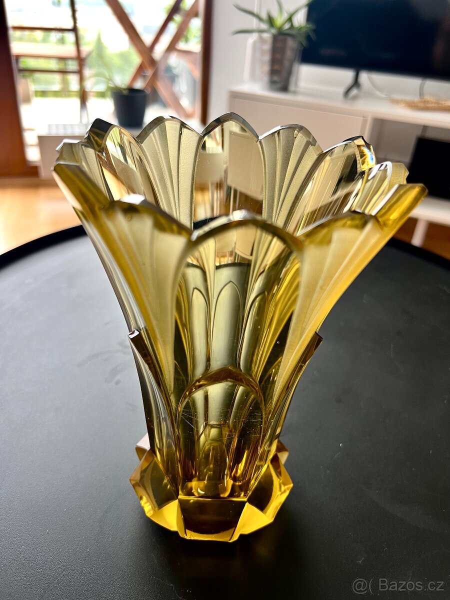 Váza z broušeného skla - 2