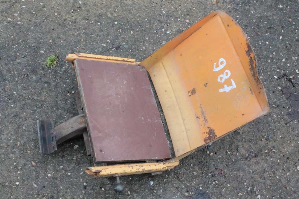 Sedadlo na pásový traktor DT75. - 2