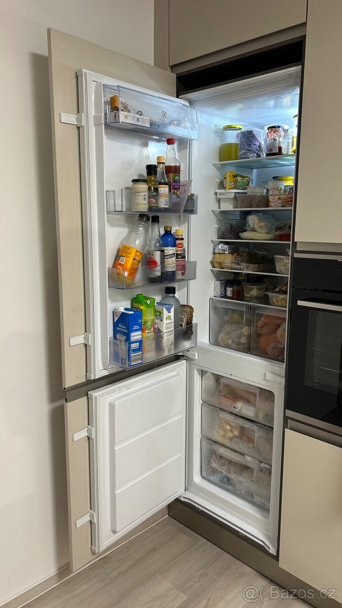 Vestavěná lednice s mrazákem - 2