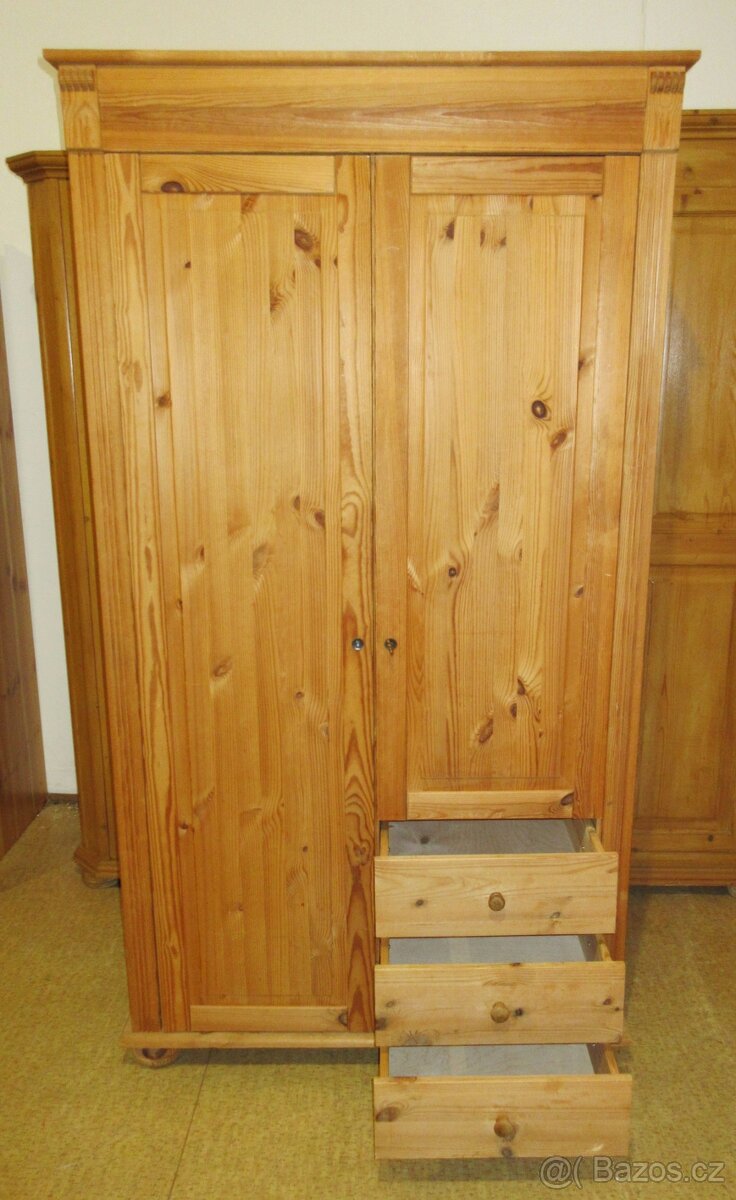 Borovicová šatní skříň se šuplíky - celomasiv - 2