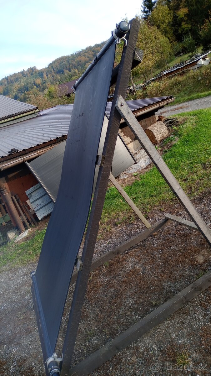 Solár se stojanem k bazénu. - 2