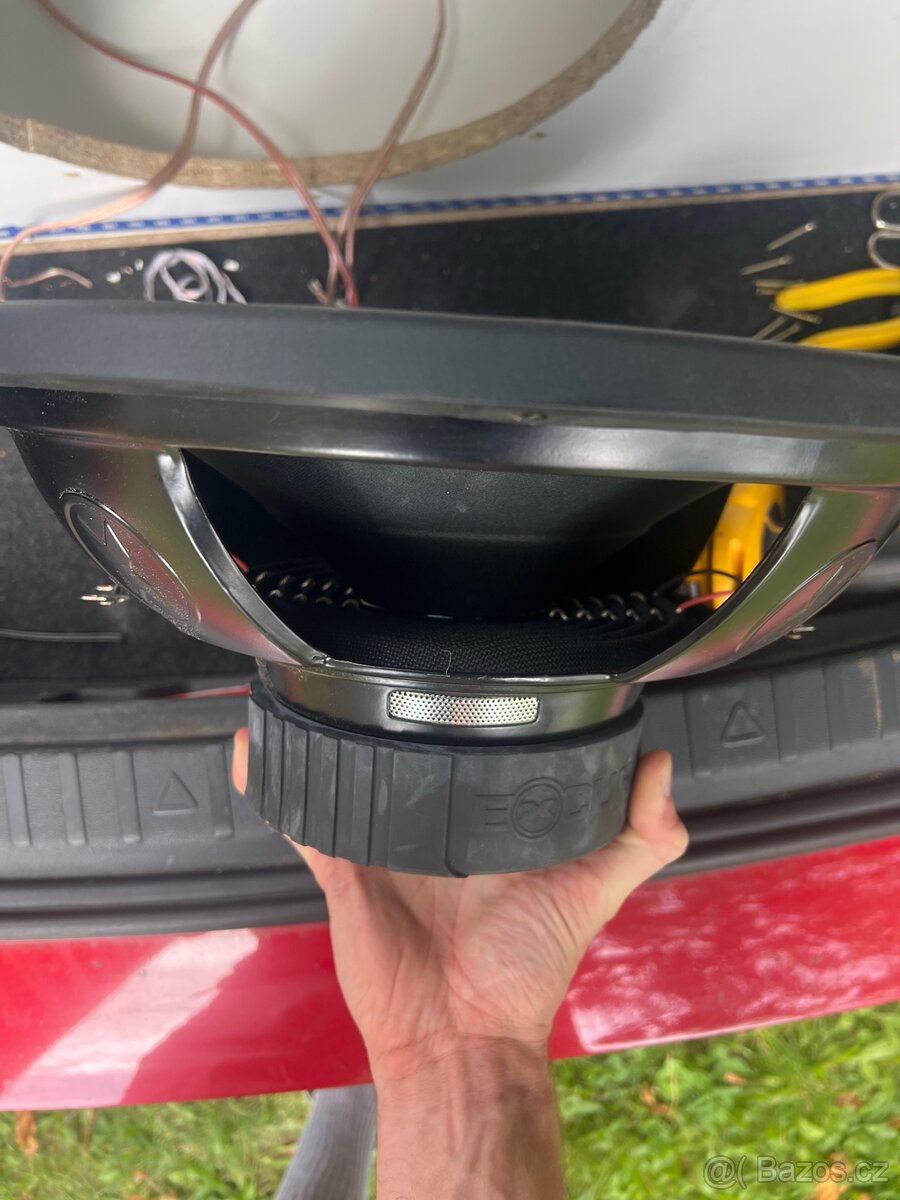 Subwoofer Excursion 15” - 2
