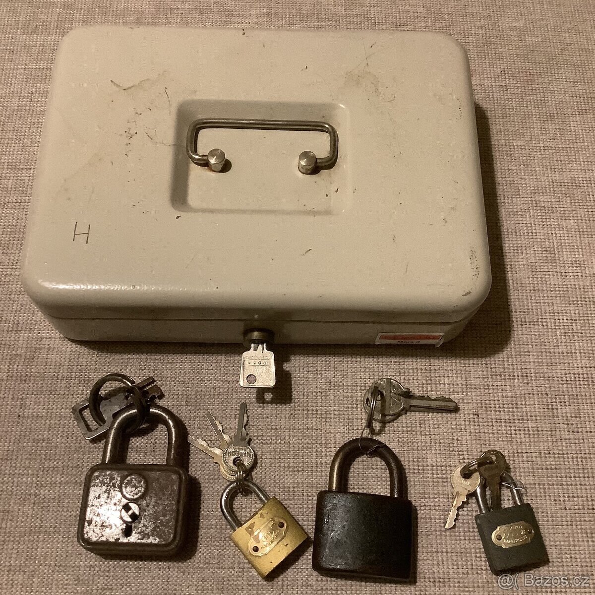 Trezor příruční pokladna + visací zámky - 2