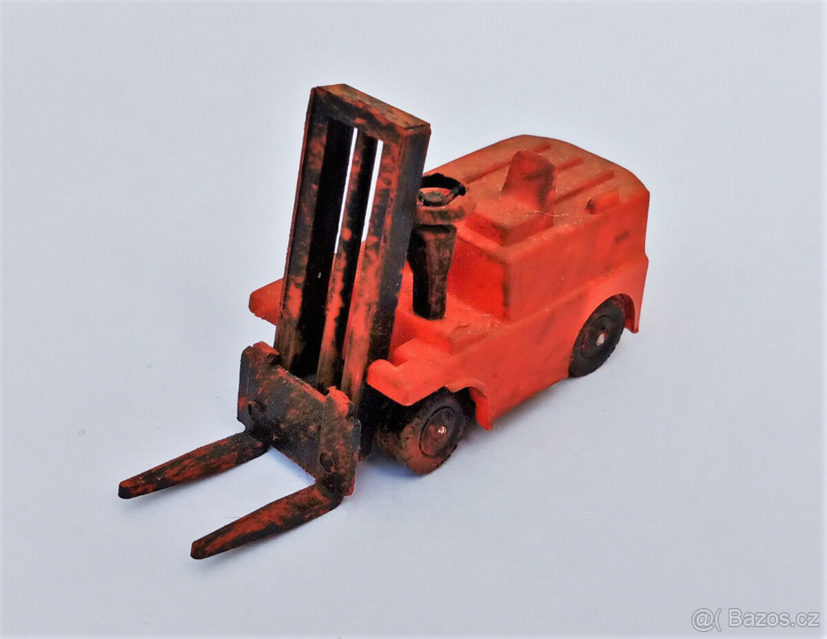 Ještěrka vysokozdvižný vozík. Patinováno. Délka cca 3 cm. - 2