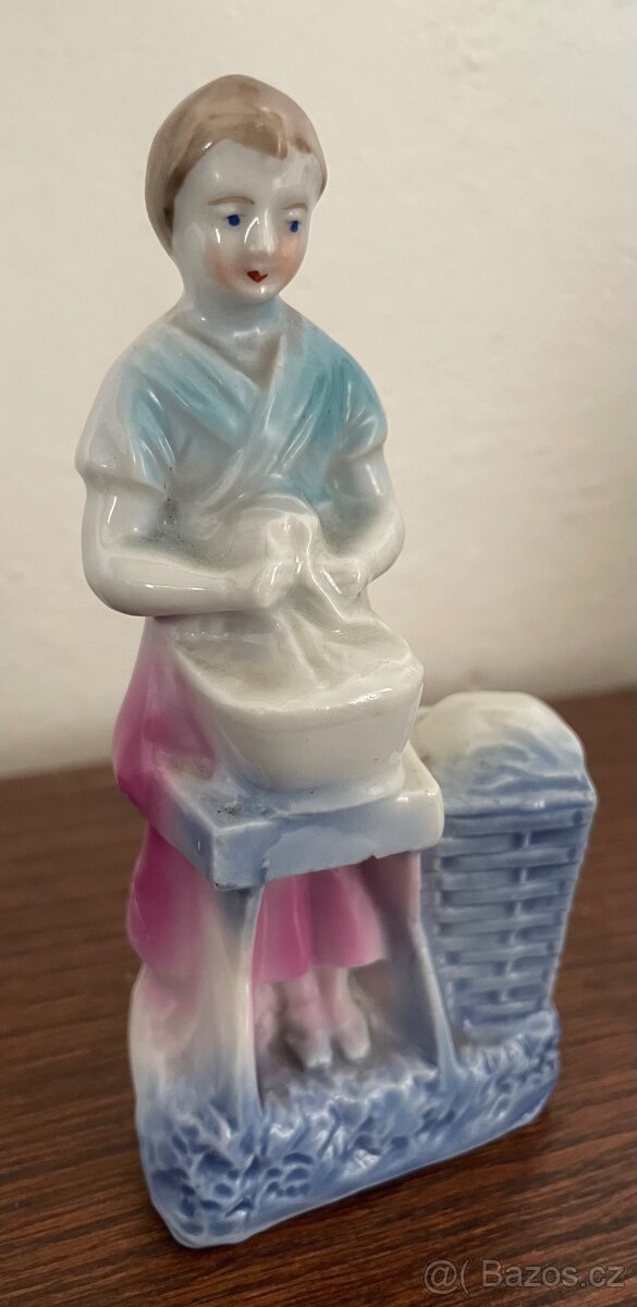 Porcelánová figurka pradleny - 2