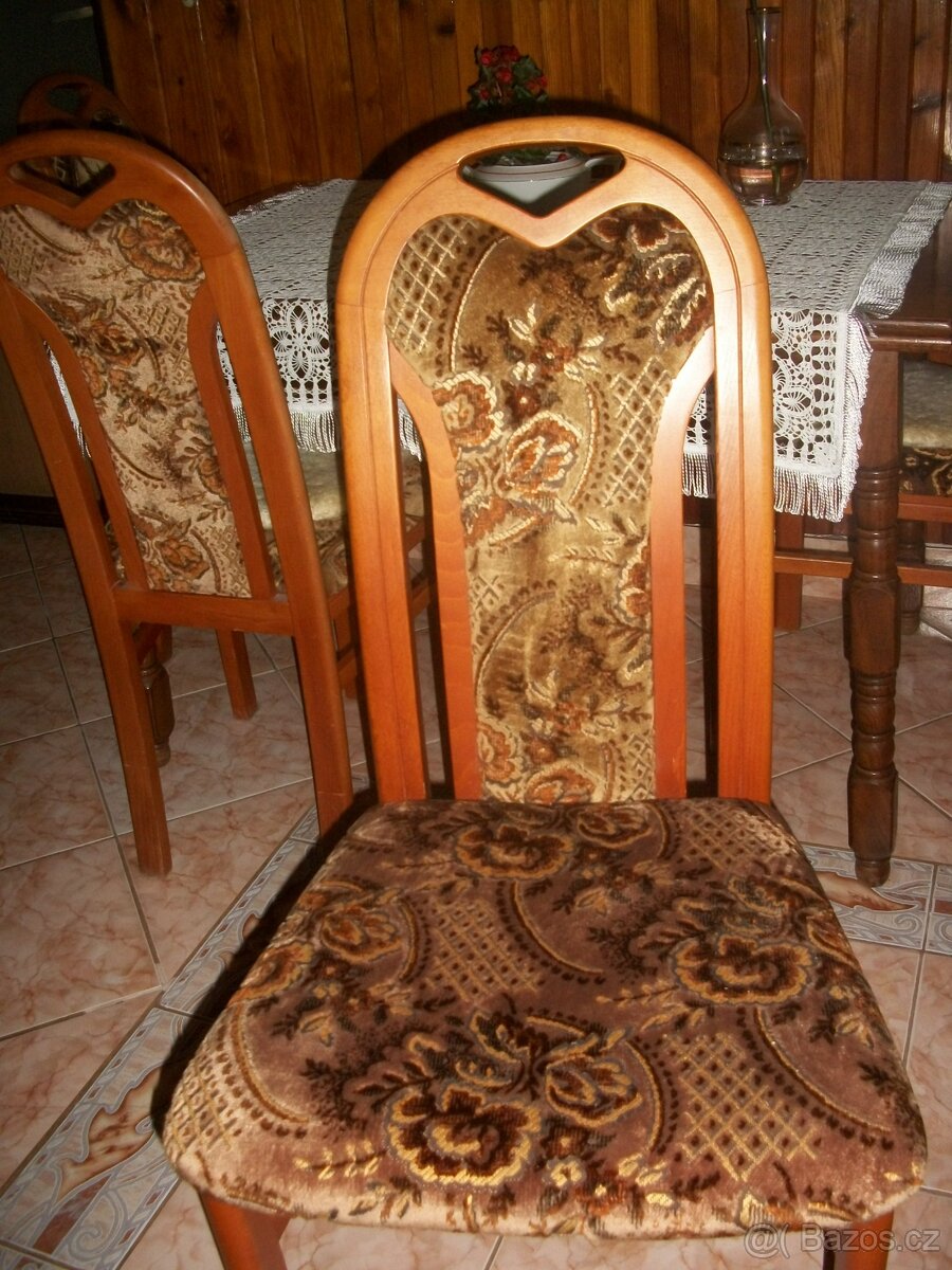 8 ks židlí a rozkládací stůl - 2