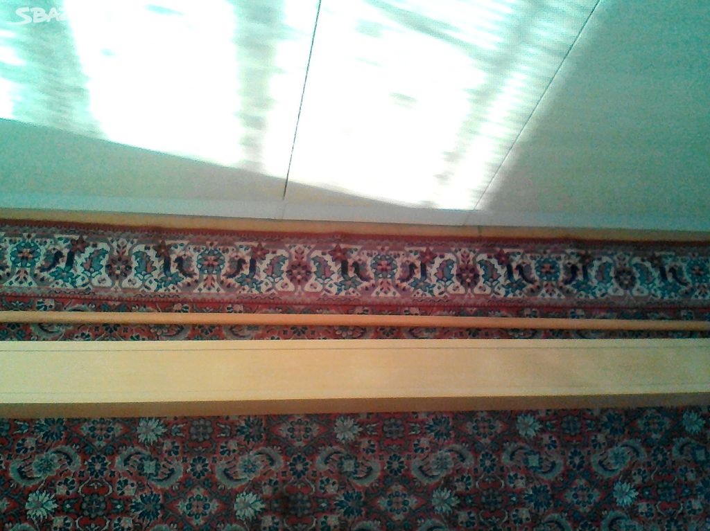 Retro - koberec,garnýž,zrcadlo,věšáky,poličky,žaluzie,sáňky - 2