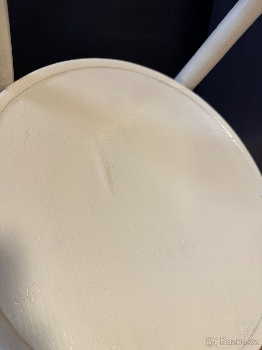 Bílá stará židle - 2