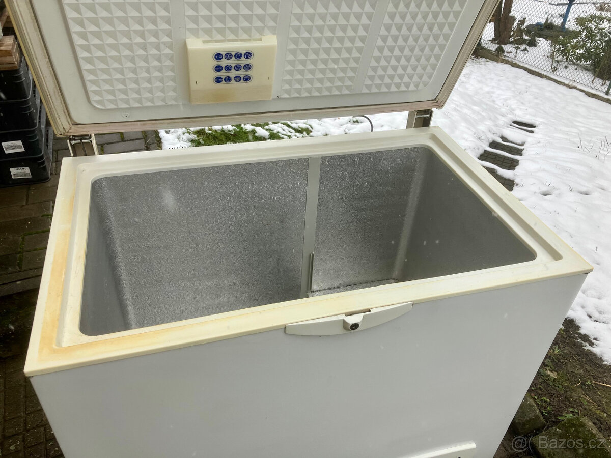 Pultový mrazák Whirlpool, objem 265l - 2