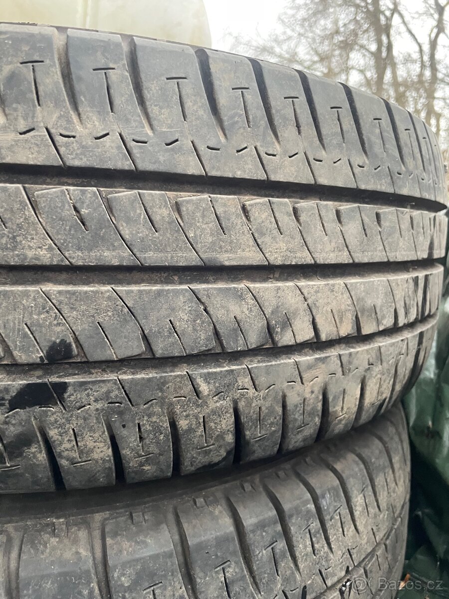 Pneu 235/65 r16 - 2