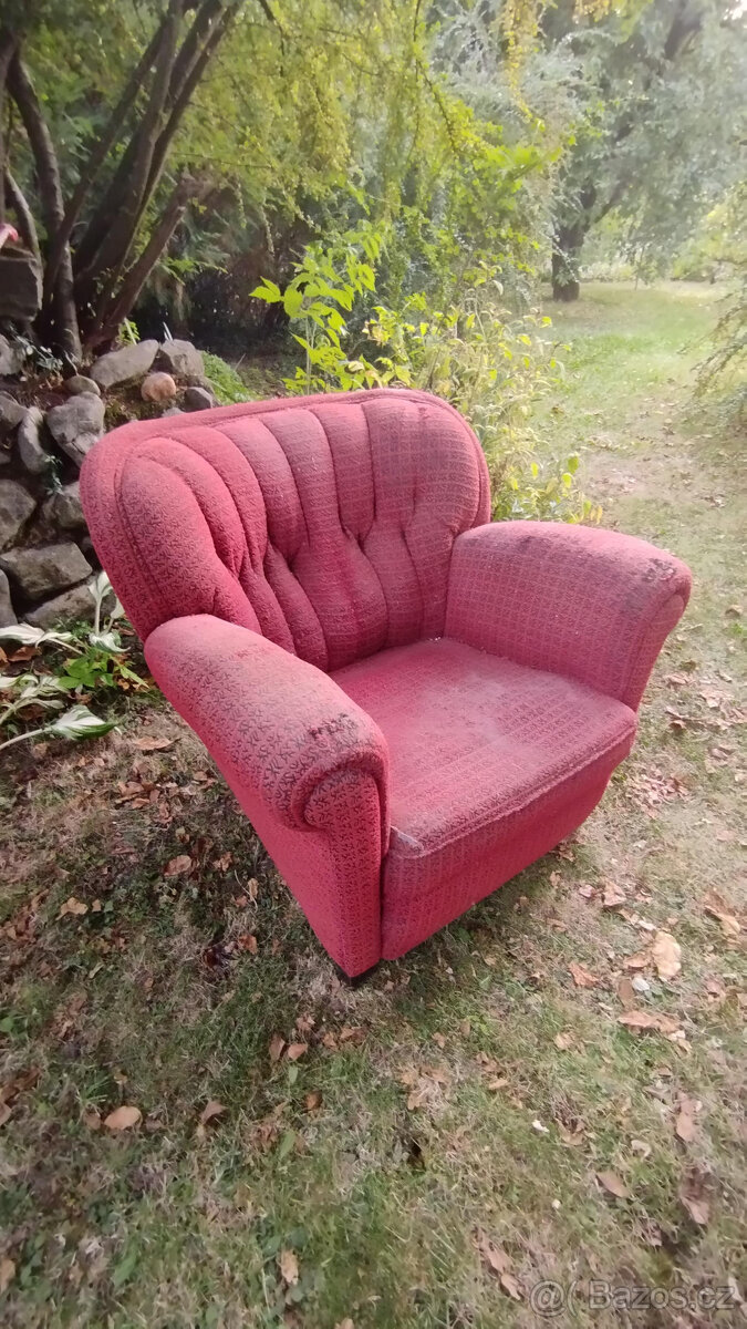 Staré masívní křeslo - 2