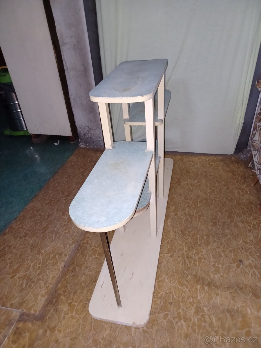 Květinový stolek dřevěný - 2