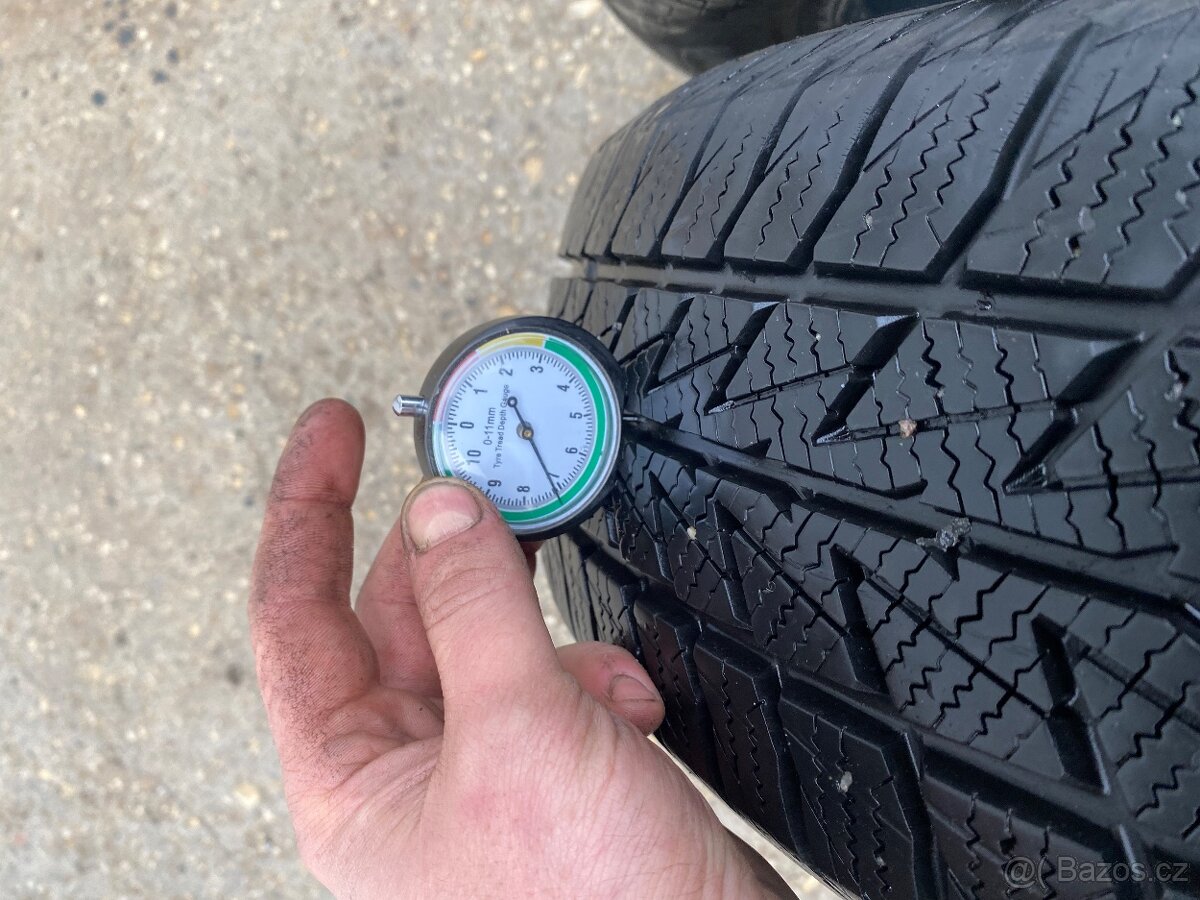 Pneu 185/65/15 - 2
