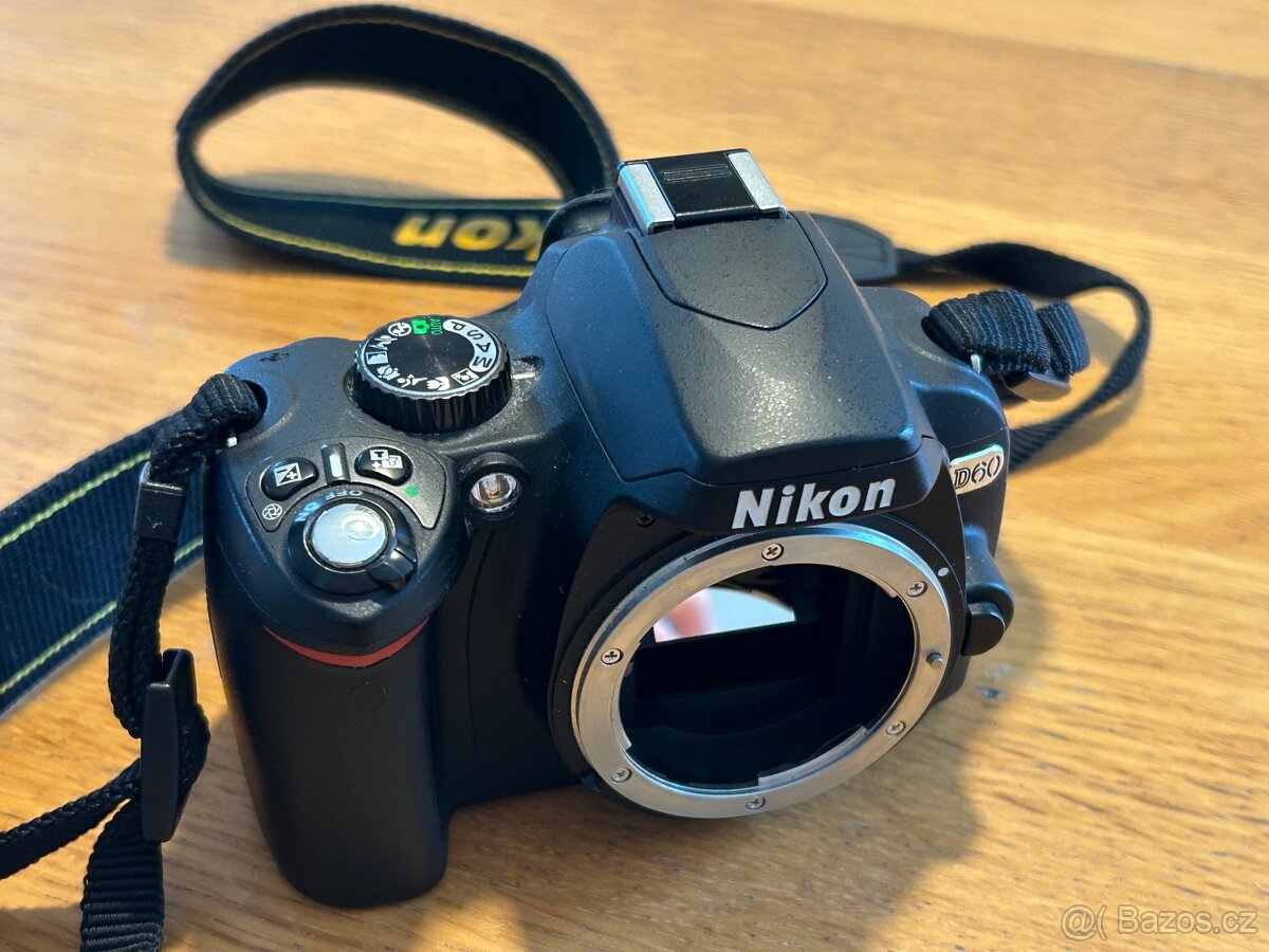Nikon D60 na díly / k opravě - 2