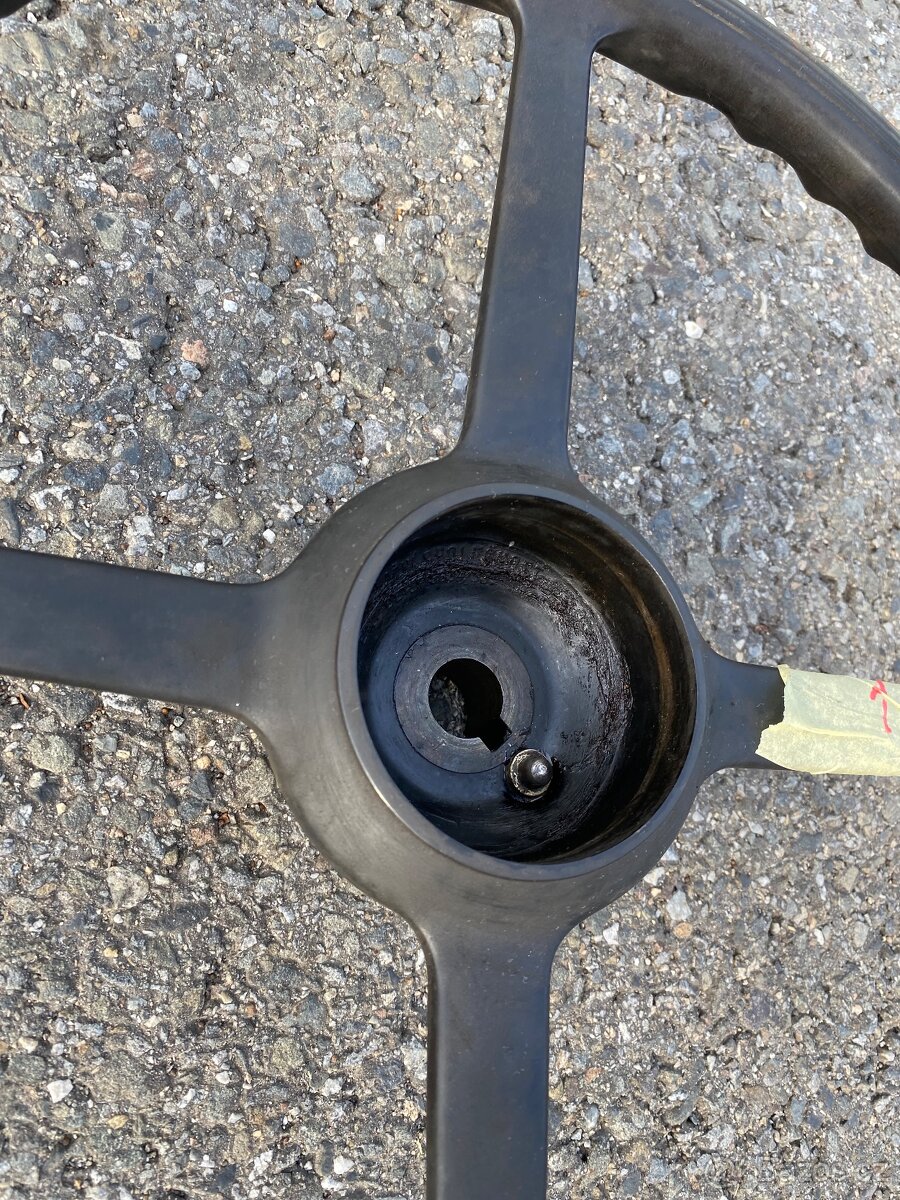 Čtyrramenný volant - 2