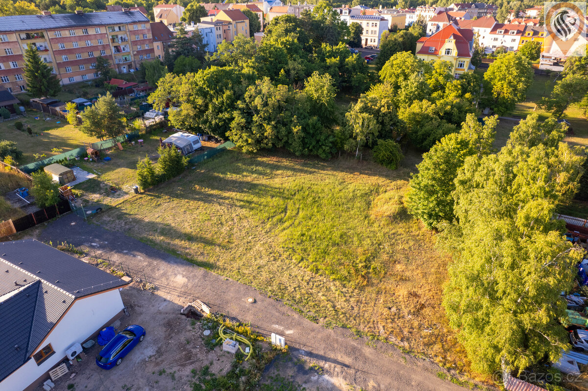 Prodej stavebního pozemku 2054 m² Košťany – pohled 2
