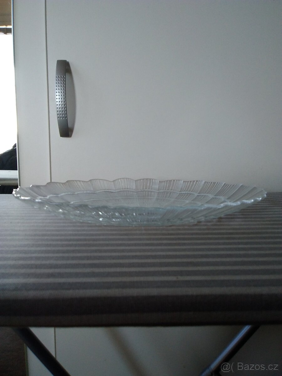 Skleněná miska, nebo spíše talíř. - 2