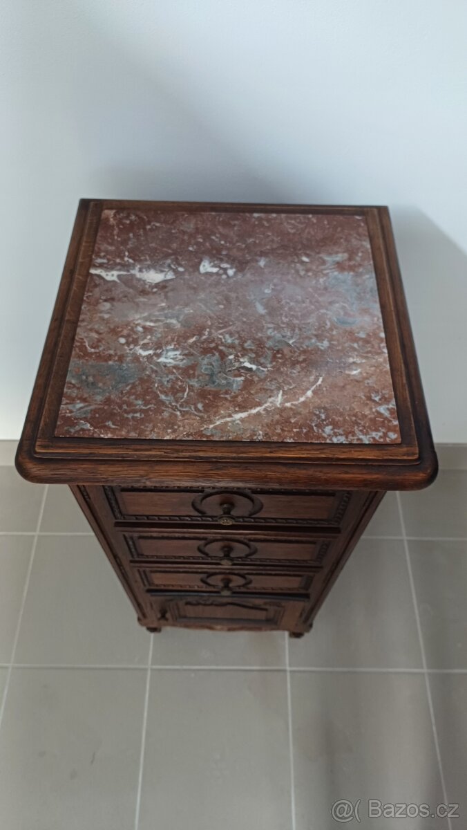 Noční stolek vyřezávaný - 2