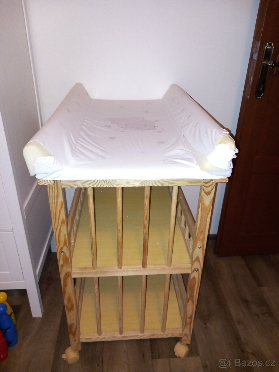 Přebalovací pult na kolečkách s matrací - 2