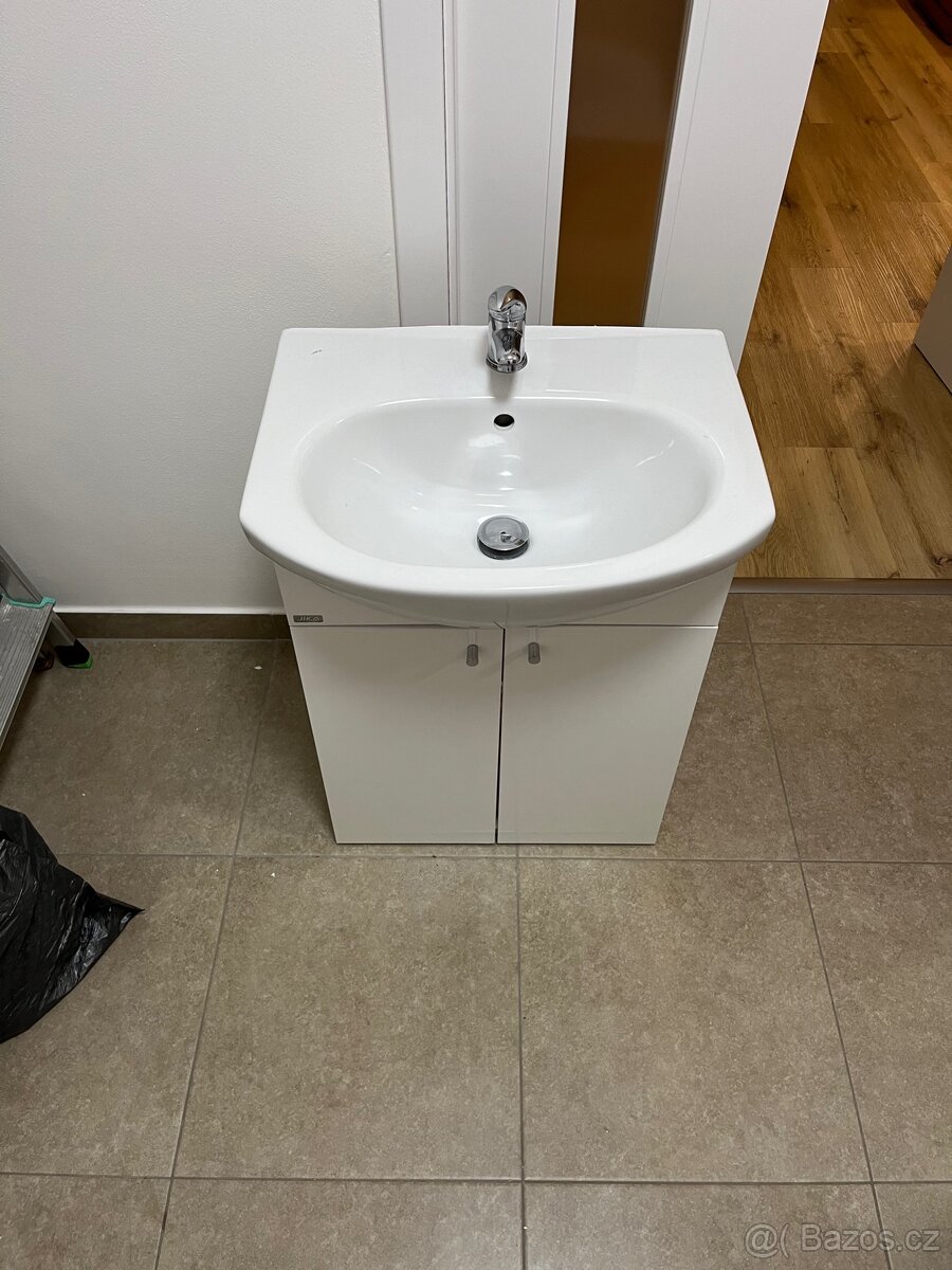 Koupelnová skříňka s baterií - 2