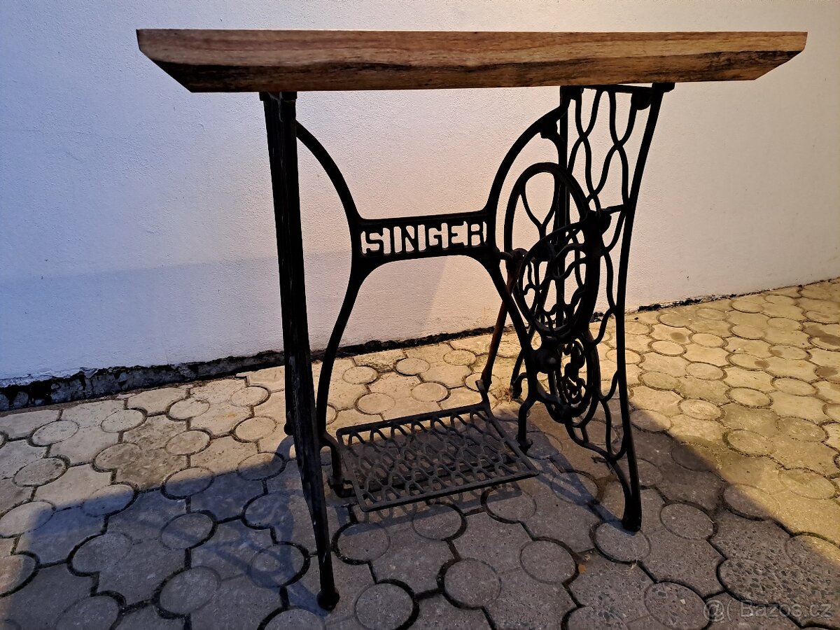 Stolek červený dub singer - 2