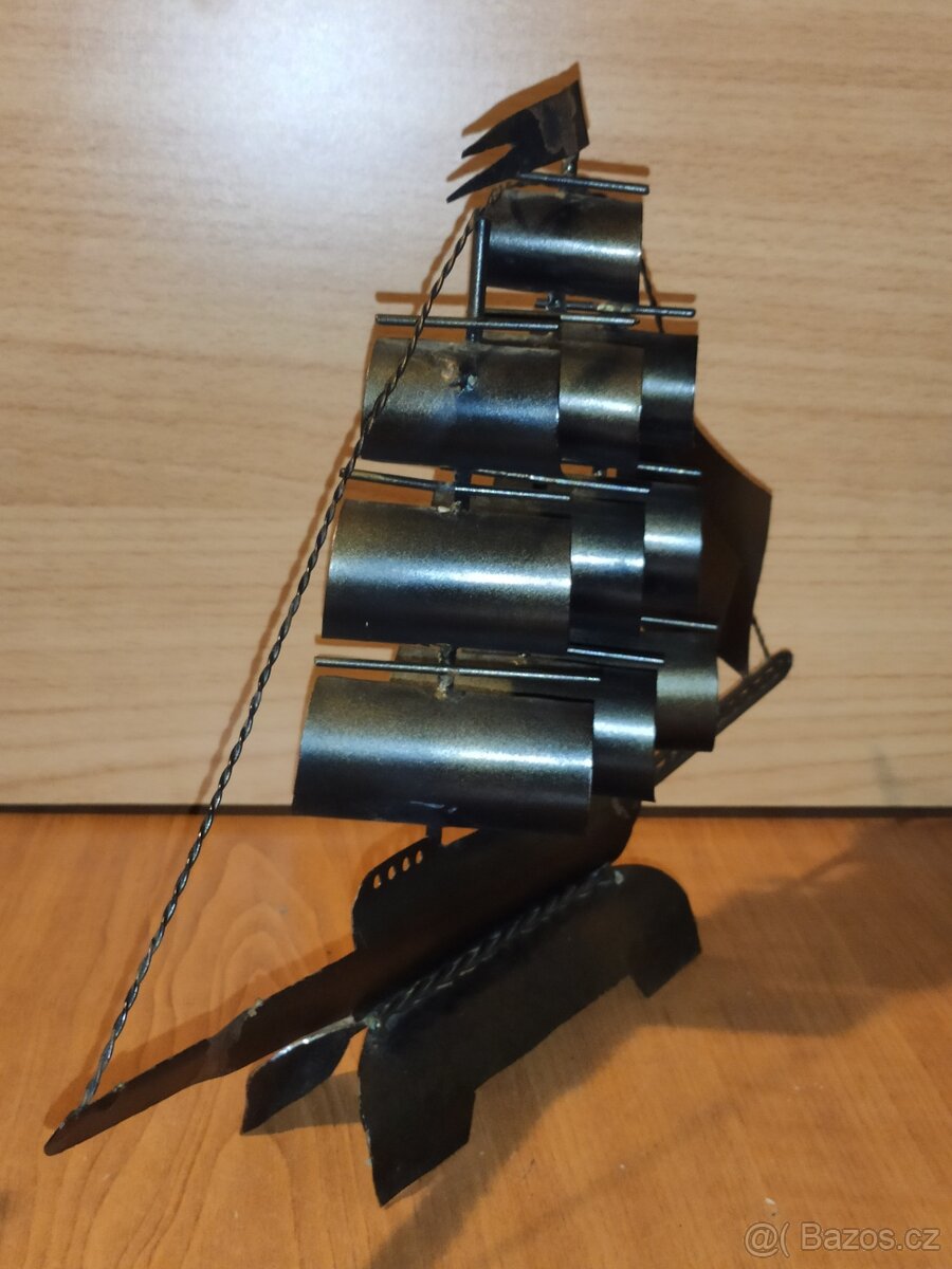 Stará plechová plachetnice v top stavu - 2