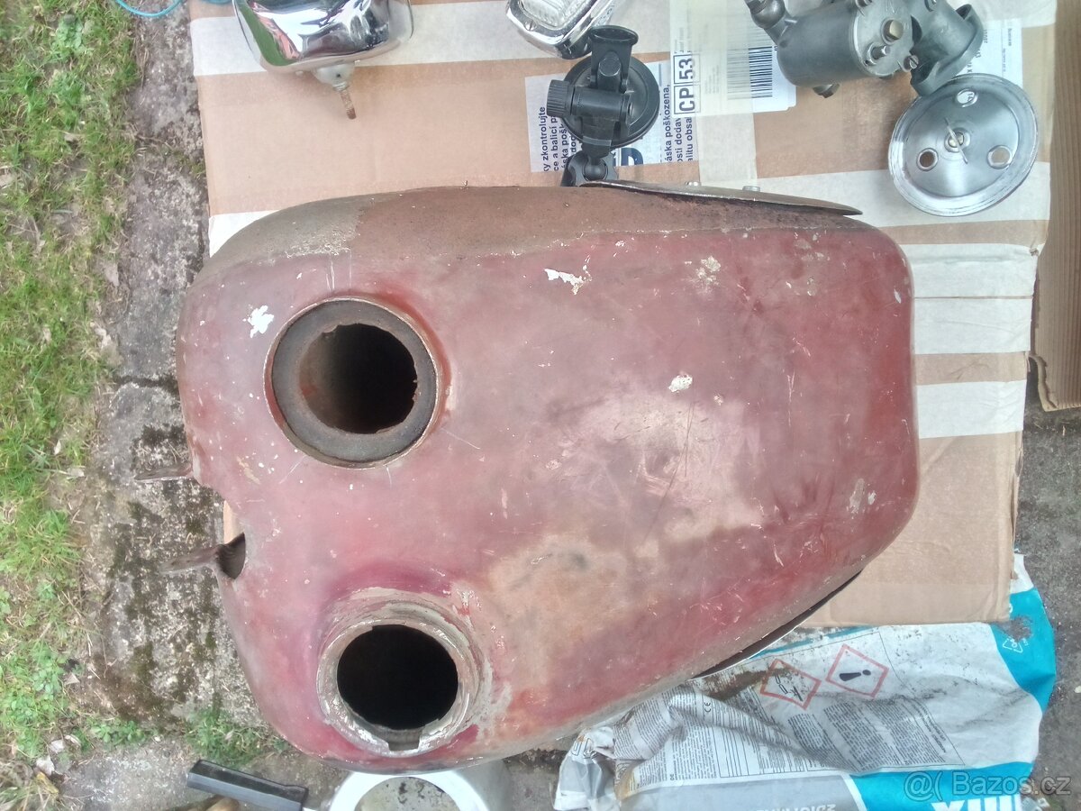 Ogar,sedlo,nadrž.kola karburace,mlhovky nejsou. - 2