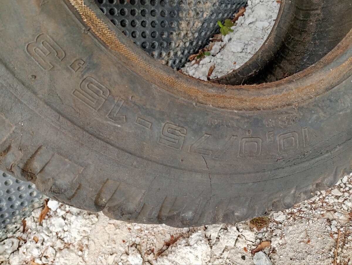 Pneu 10/75-15.3 - 2