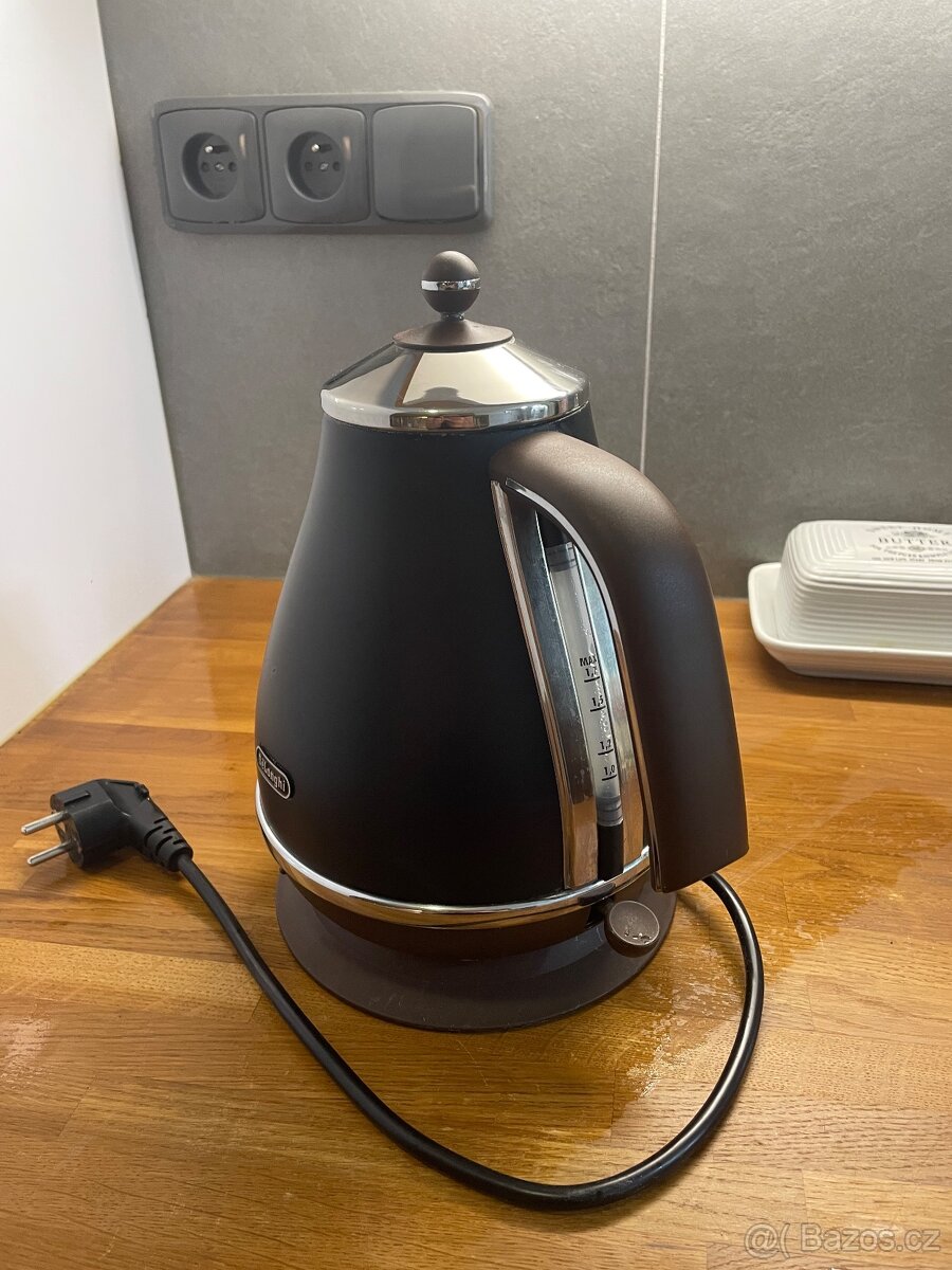 Rychlovarná konvice Delonghi - 2
