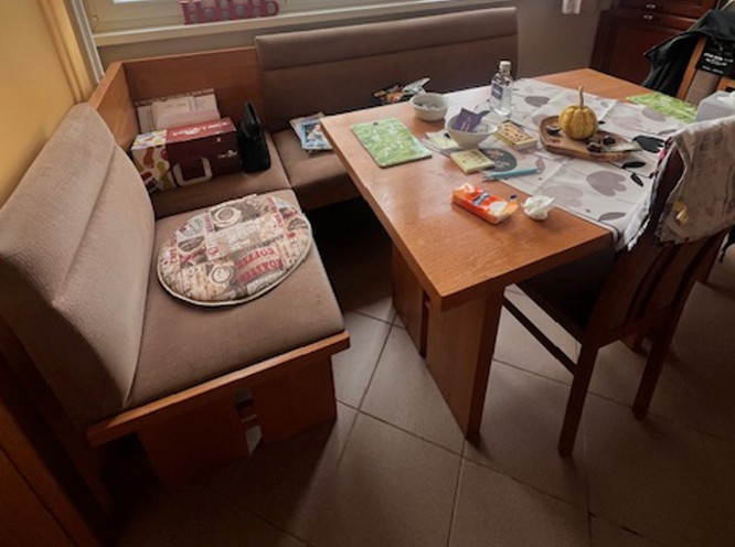 rohová lavice, kuchyňský stůl, 4 židle - 2